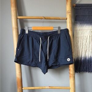 VUORI-WOMEN'S SUNWASHED SHORTS 2.5" size large